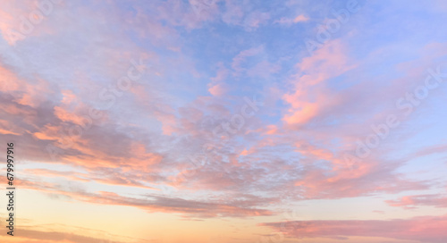 Fototapeta Naklejka Na Ścianę i Meble -  Abendhimmel mit Wolken in blauen und rötlichen Pastellfarben nach Sonnenuntergang