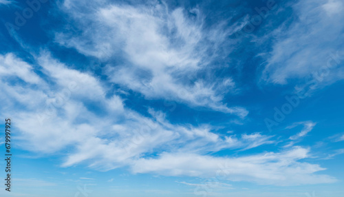 Mittelhohe, lockere Wolkenfelder am blauem Himmel, cirrusartige Bewölkung photo