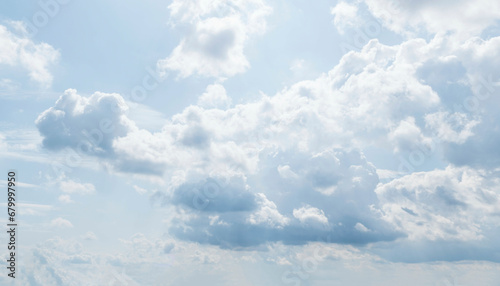 Wolkiger Himmel mit aufquellenden Schauerwolken im hellen Sonnenschein  © ARochau