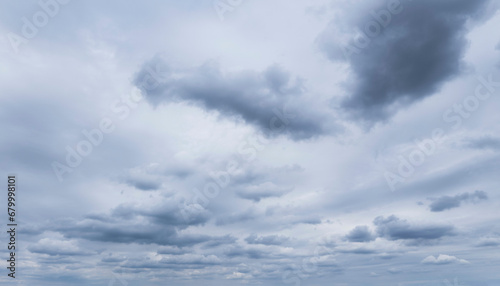 Bedeckter Himmel mit unterschiedlichen Wolkenformen, Regenwetter © ARochau