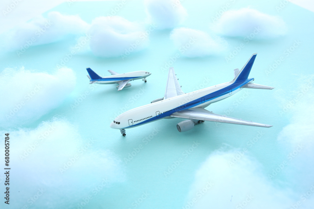 Obraz premium 青空を飛ぶ飛行機と雲