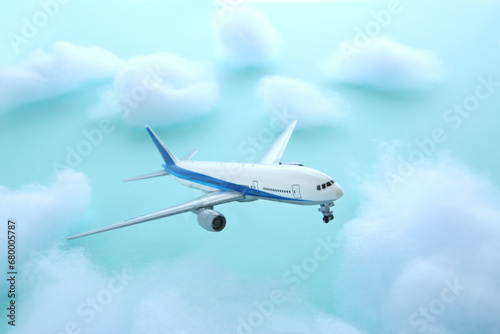青空を飛ぶ飛行機と雲