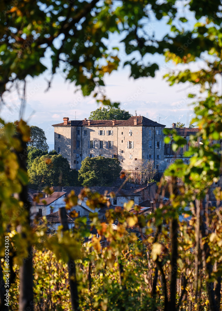 Fototapeta premium Foto scattata al tramonto nelle colline attorno a Tassarolo durante il periodo autunnale.