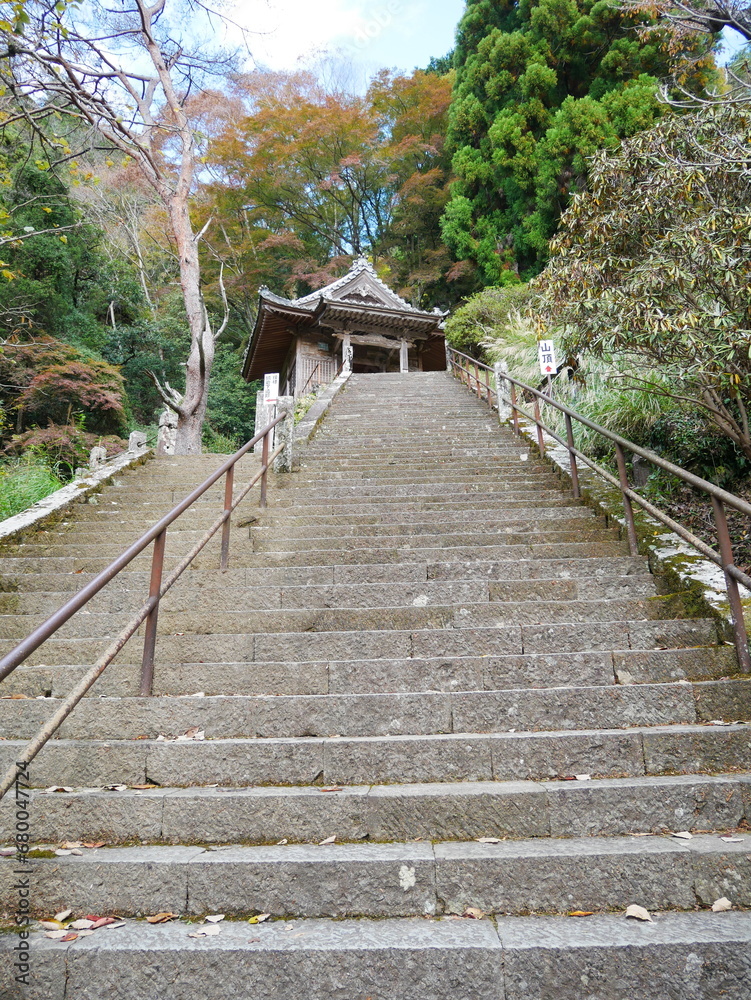鳳来寺山の弘法堂に続く階段（愛知：新城）