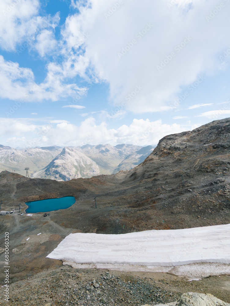 Φωτογραφία Gelagerter Schnee im Sommer für den nächsten Winter, abgedeckt unter Fließ als Schneedepot