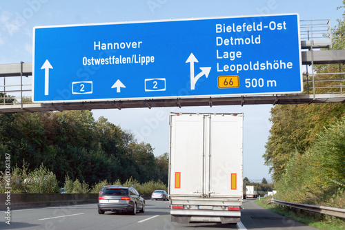 Hinweistafel auf Autobahn 2, Ostwestfalen/Lippe, Bielefeld-Ost in Richtung Hannover