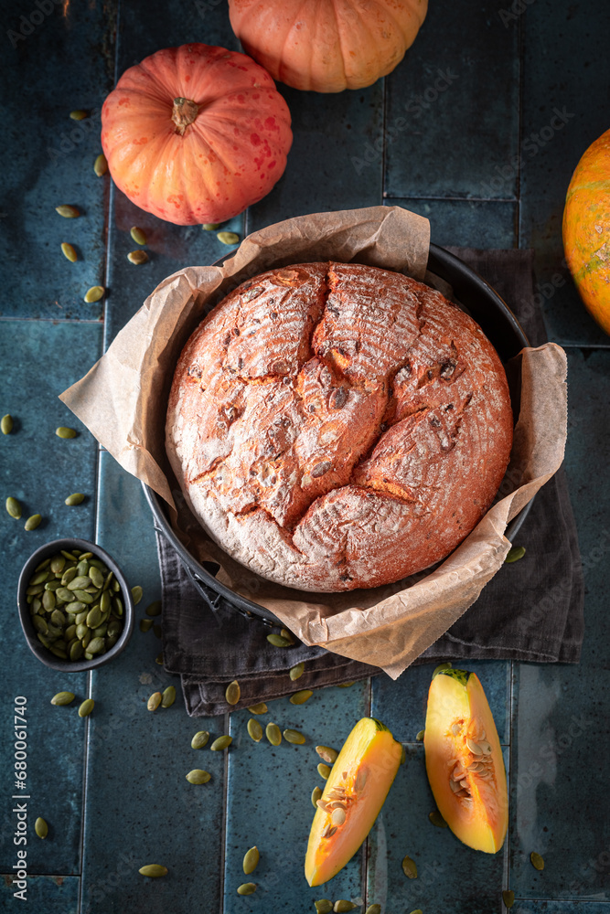 Foto Delicious pumpkin bread baked with squash seeds.