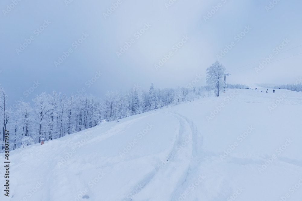 Górzysty krajobraz zimowy, biały śnieg, Beskidy