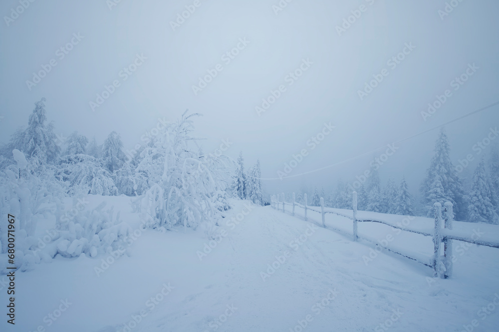 Górzysty krajobraz zimowy, biały śnieg, Beskidy - obrazy, fototapety, plakaty 