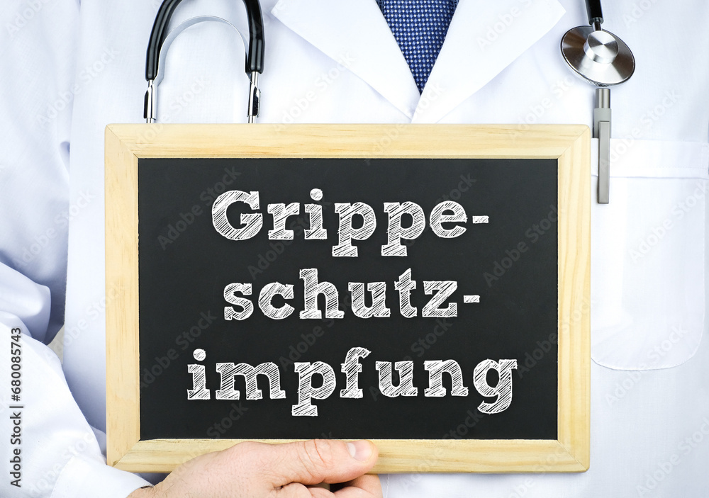 Arzt mit Tafel und der Information Grippeschutzimpfung Arzt mit Tafel und der Information Grippeschutzimpfung
