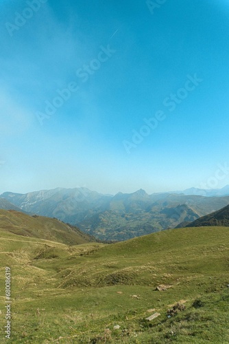 paisaje de montañas altas verdes