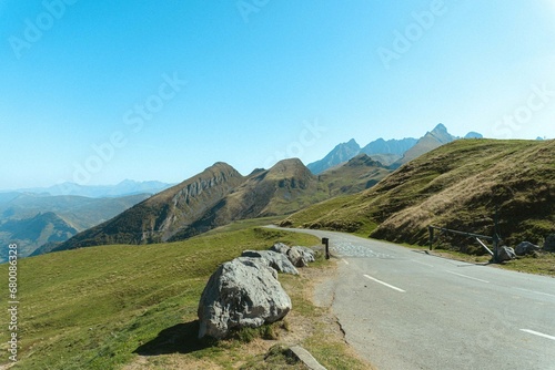 Fotografia en horizontal estilo vintage, con montañas altas y praderas