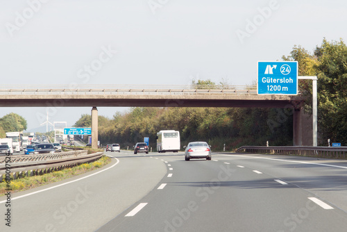 Hinweistafel auf Autobahn 2, Ausfahrt 24, Gütersloh in Richtung Hannover