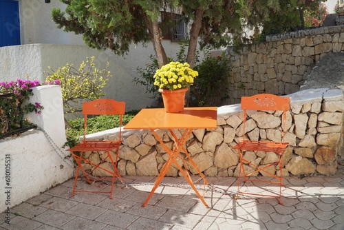 Dos sillas y una mesa, en la terraza, junto a un jardin arbolado © santirj 