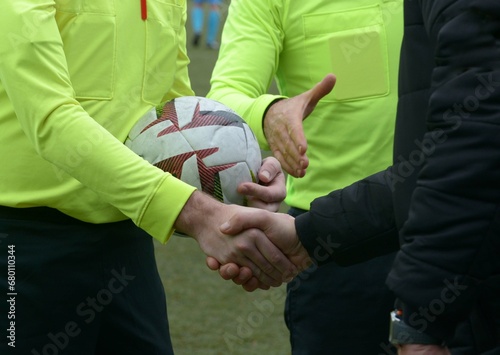 poignées de mains entre les joueurs et les arbitres au football	
