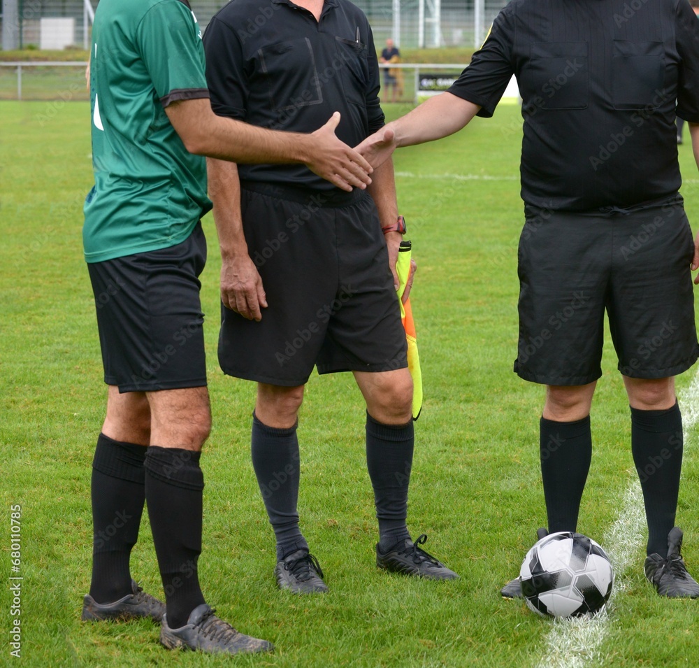 poignées de mains entre les joueurs et les arbitres au football poignées de mains entre les joueurs et les arbitres au football