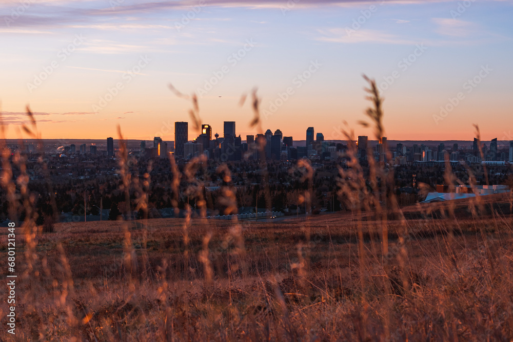 Obraz premium Sunrise in Calgary from Nose Hill Park