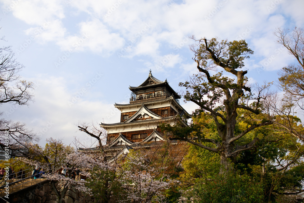 Fototapeta premium Schloss in Hiroshima am Tag