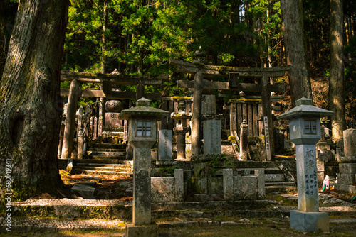 Friedhof Oku-no-in auf Berg Kōya mit Gräbern in Japan am Tag