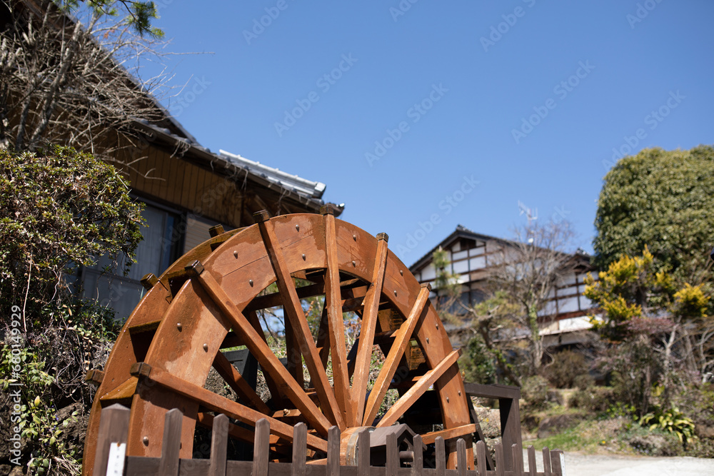 Wasserrad in altem traditionellem japanischem Dorf