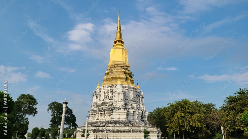 Fototapeta premium 白と金の仏塔