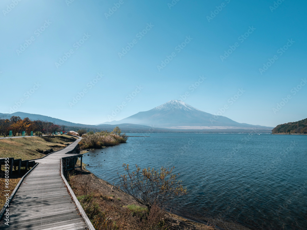 山梨県にある富士五湖の一つ山中湖から眺める富士山
