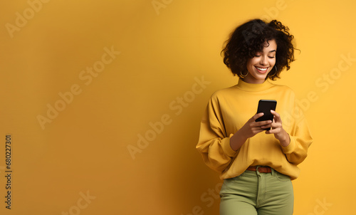 Chica agarrando móvil en la mano sobre fondo amarillo. Banner. Espacio para Copy. Chica moderna. Aesthetic. Generado con IA. 