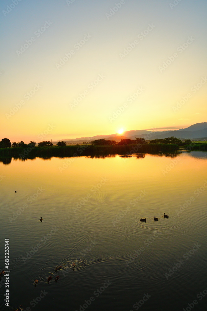 朝の瓢湖（新潟県）