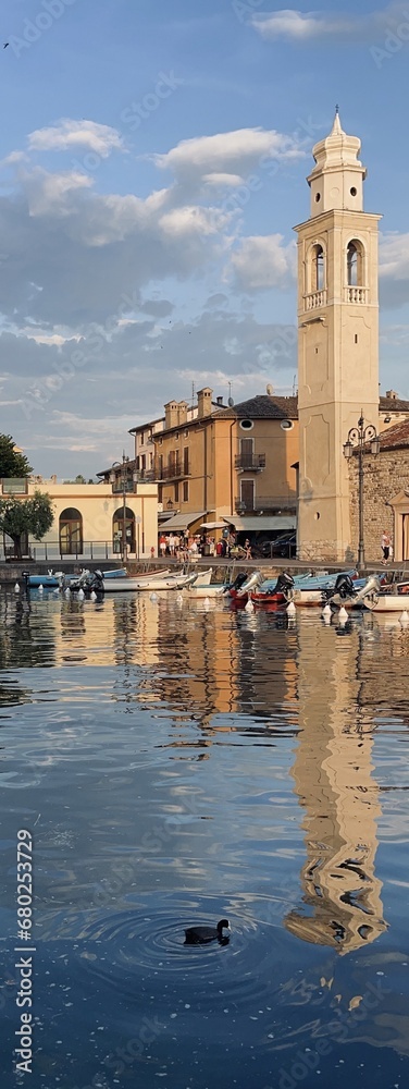 Porticciolo a Lazise sul Lago di Garda con vista della chiesa con campanile