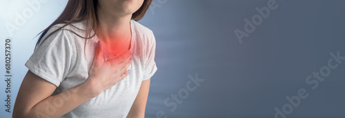 Canvas-taulu woman hand in ache heart