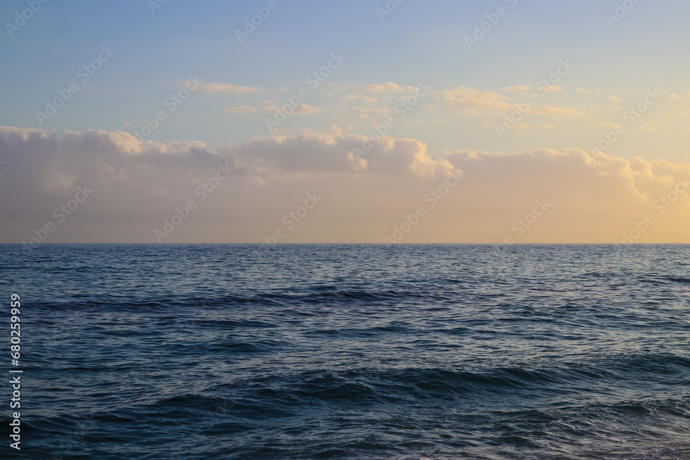Paisaje de mar cielo y nubes al atardecer Paisaje de mar cielo y nubes al atardecer