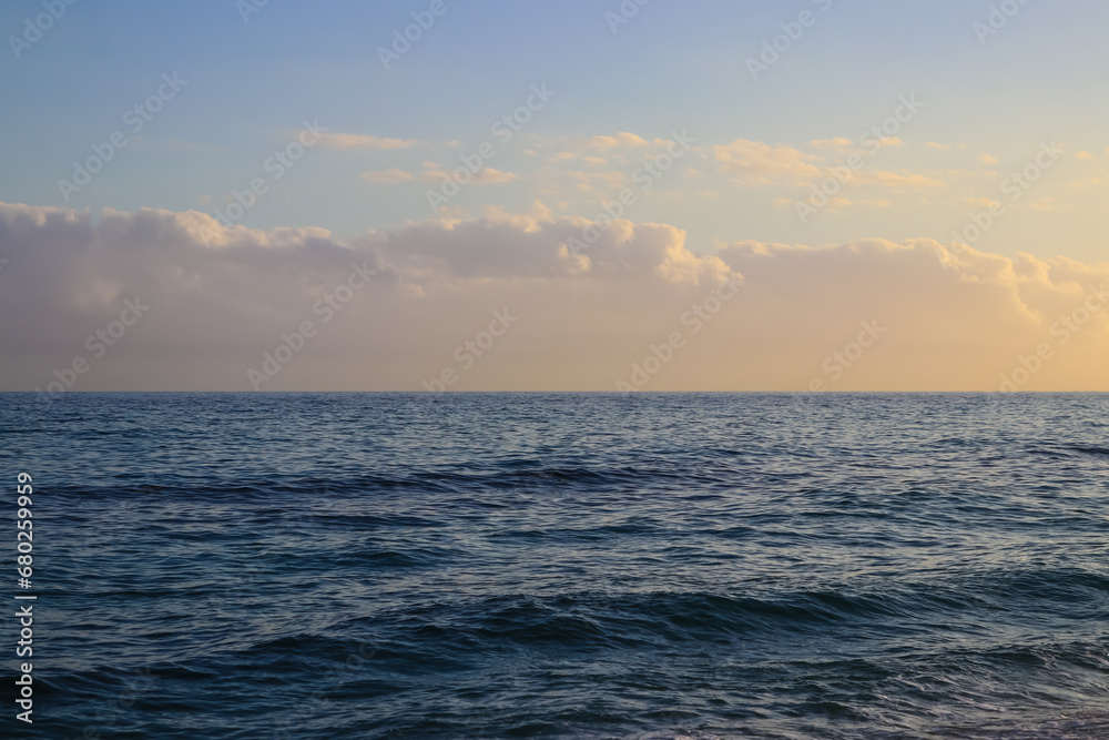 Paisaje de mar cielo y nubes al atardecer