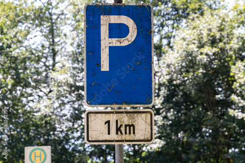 Verkehrszeichen kündigt Parkplatz in 1 km an