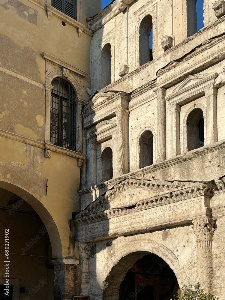 Facciata storica di edifici a Verona