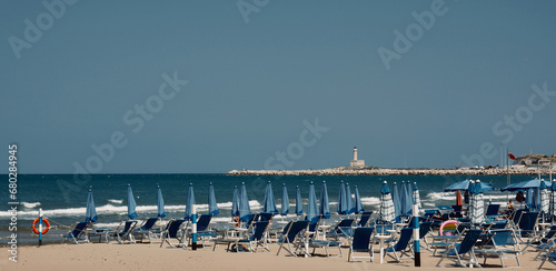 Spiaggia con molti ombrelloni e sdraio con lo sfondo di Vieste © albasu