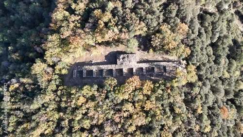 Ruinas Iberas de 2300 años, el Castellet de Folgueroles, Puig-Castellet. Antigua civilización, vista de dron 4k 60fps planos verticales y cinemáticos. photo