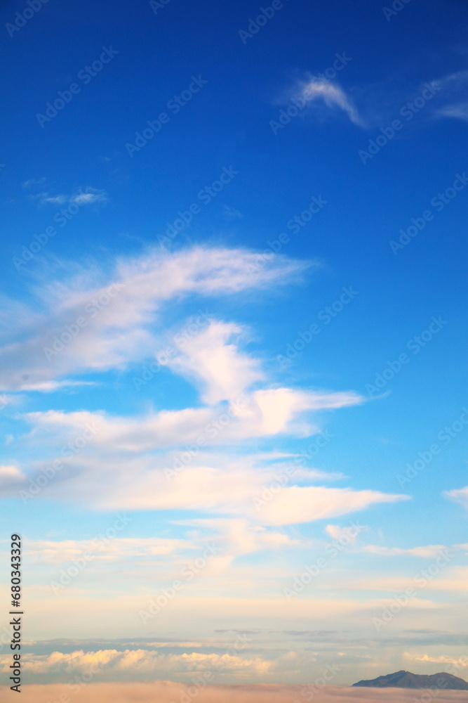 Naklejka premium 青空と雲海に浮かぶ弥彦山