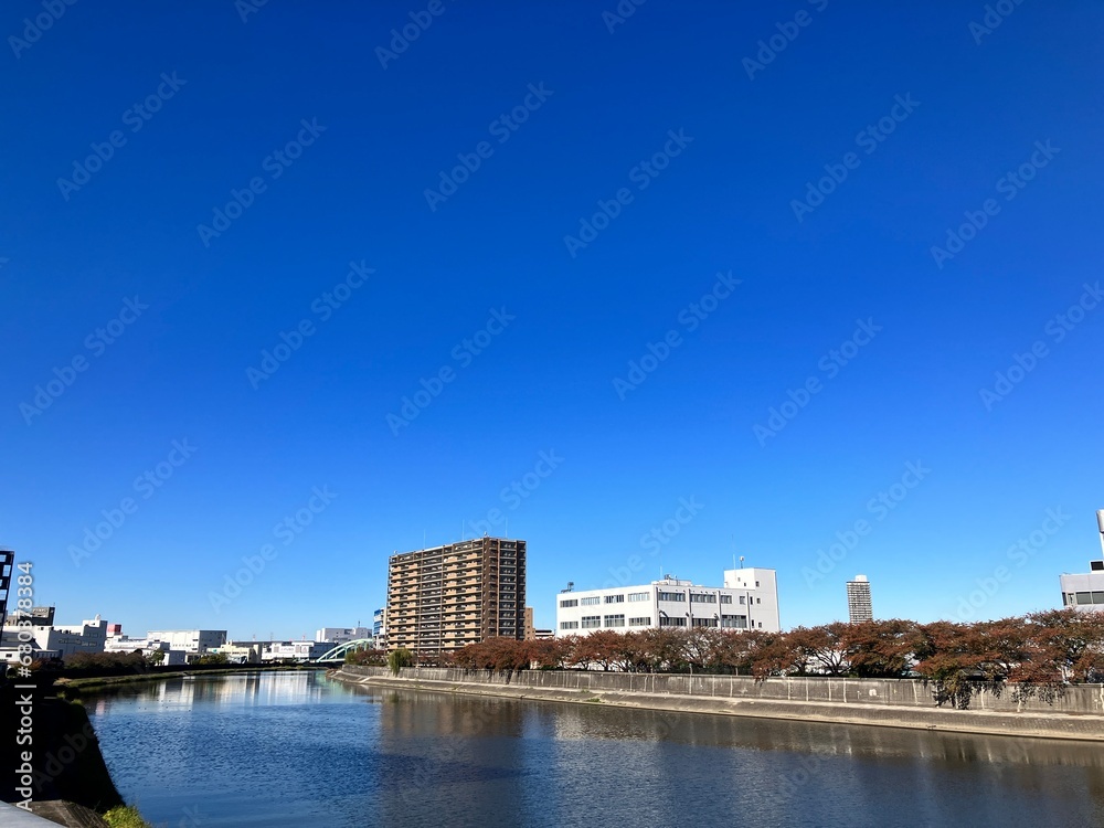 新河岸川に映るマンション群、東京の住宅街