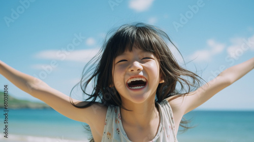浜辺で笑って遊んでいる女の子