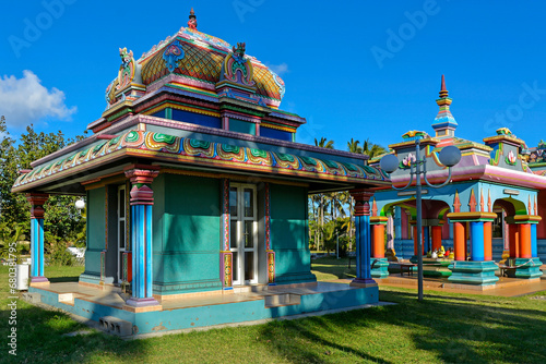 Temple hindou et ses décorations hautes-en-couleurs