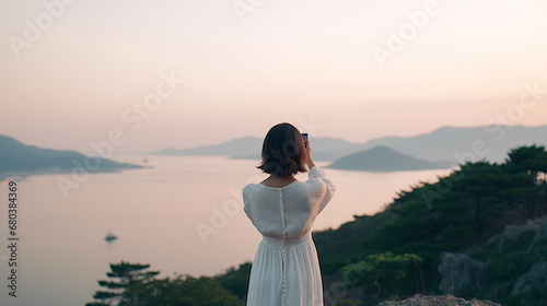 風景の写真を撮る女性