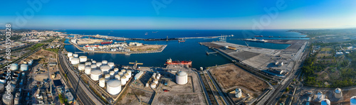 Obraz na płótnie Aerial voew of the port of Tarragona, (Port de Tarragona), one of the largest seaports of Spain w salonie