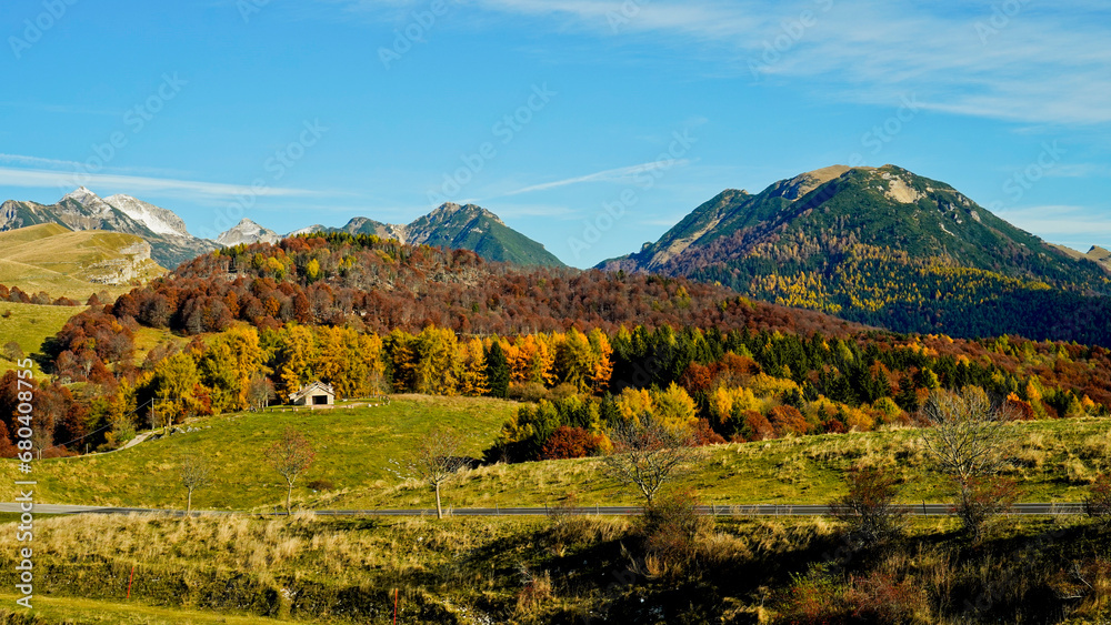 Fototapeta premium Altopiano di Lessinia. Panorama autunnale sui pascoli e le malghe. Provincia di Verona.Veneto, Italia