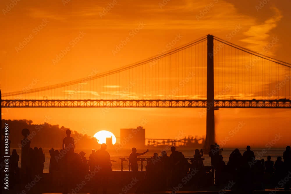 Obraz premium A Serene Sunset at the Majestic Ocean Bridge