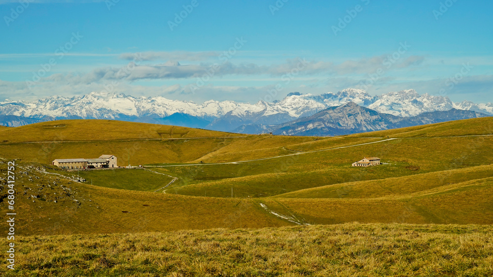 Fototapeta premium Altopiano di Lessinia. Panorama autunnale sui pascoli e le malghe. Provincia di Verona.Veneto, Italia
