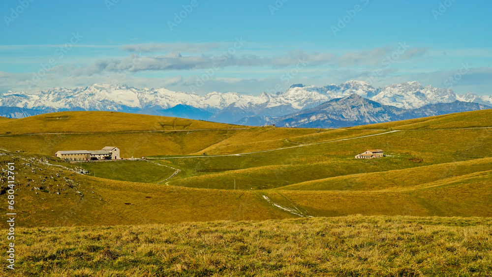 Altopiano di Lessinia. Panorama autunnale sui pascoli e le malghe. Provincia di Verona.Veneto, Italia