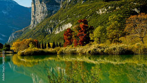 Il castello e il Lago di Toblino. Panorama autunnale. Provincia di Trento. Trentino Alto Adige, Italia