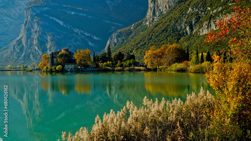 Fototapeta Naklejka Na Ścianę i Meble -  Il castello e il Lago di Toblino. Panorama autunnale. Provincia di Trento. Trentino Alto Adige, Italia