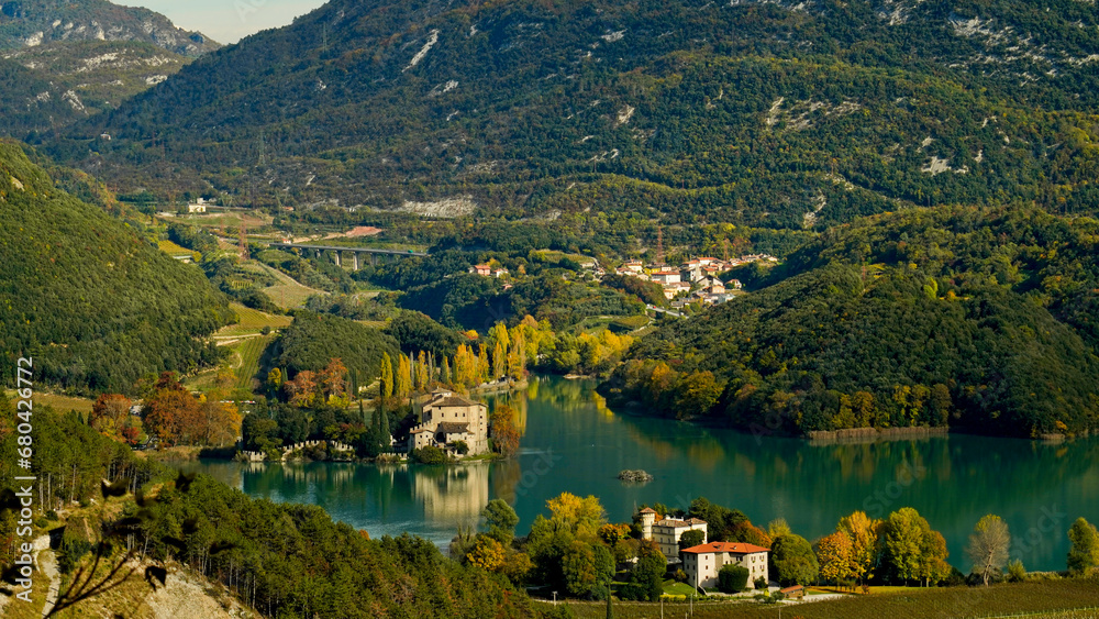 Fototapeta premium Il castello e il Lago di Toblino. Panorama autunnale. Provincia di Trento. Trentino Alto Adige, Italia