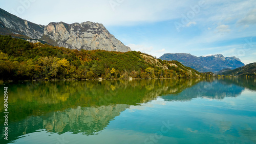 Lago di Cavedine. Panorama autunnale. Provincia di Trento. Trentino Alto Adige, Italia © anghifoto